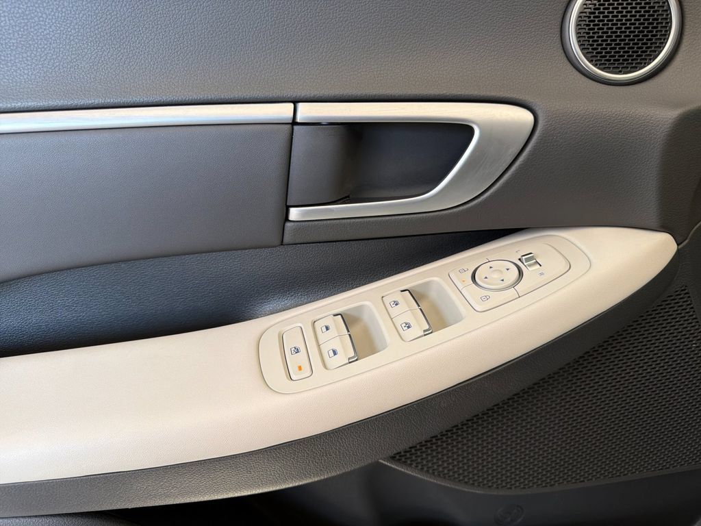 Used 2025 Hyundai Sonata SEL FWD image 10