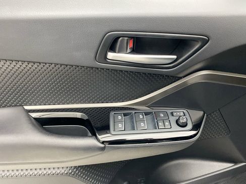 Used 2019 Toyota C-HR XLE FWD image 12