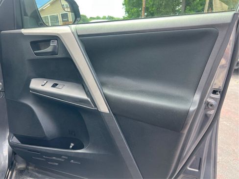 Used 2018 Toyota RAV4 LE FWD image 14