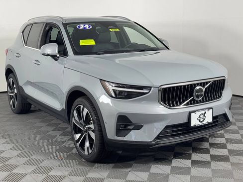 Certified 2024 Volvo XC40 B5 Plus w/ Climate Package AWD/4WD image 3