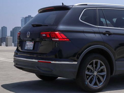Certified 2023 Volkswagen Tiguan SE FWD image 9
