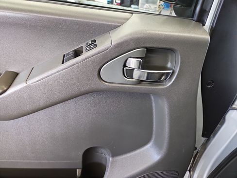 Used 2011 Nissan Frontier SV w/ SV Premium Utility Pkg image 8