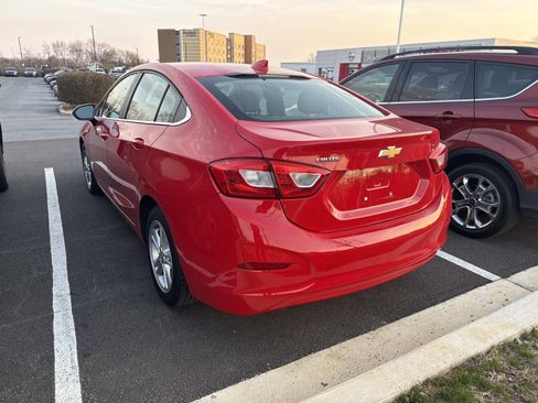 Used 2018 Chevrolet Cruze LT w/ Convenience Package image 2