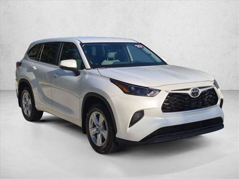 Used 2023 Toyota Highlander L AWD/4WD image 3