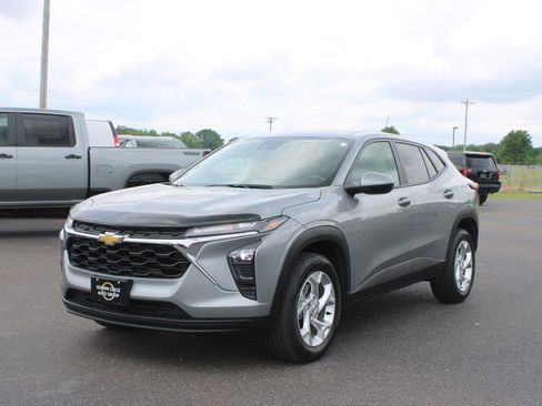 Used 2024 Chevrolet Trax LS w/ LS Convenience Package FWD image 4