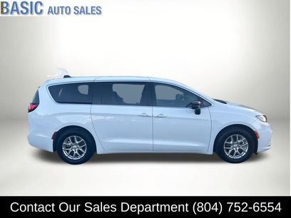 Used 2025 Chrysler Pacifica Select