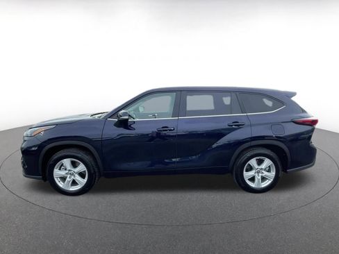 Used 2025 Toyota Highlander LE image 9