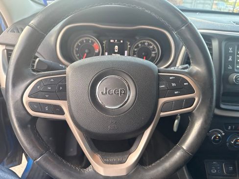 Used 2018 Jeep Cherokee Latitude w/ Altitude Package FWD image 18