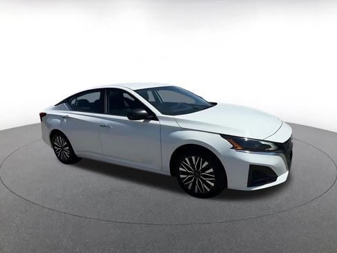 Used 2025 Nissan Altima 2.5 SV FWD image 2