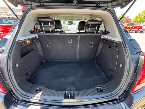 Used 2021 Chevrolet Trax LT w/ LT Convenience Package FWD image 10