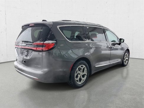 Used 2023 Chrysler Pacifica Limited image 7