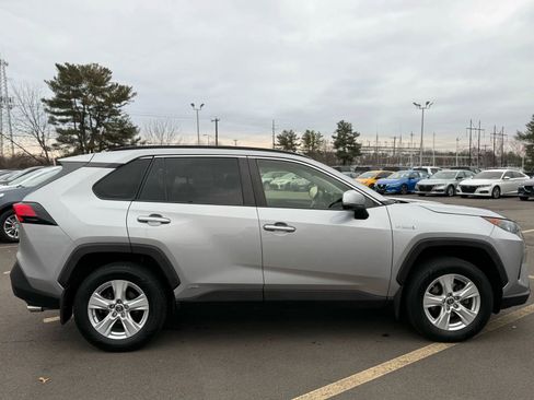 Used 2019 Toyota RAV4 LE image 2