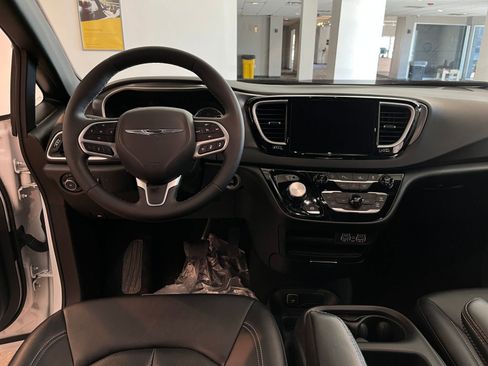 Used 2025 Chrysler Pacifica Select image 35