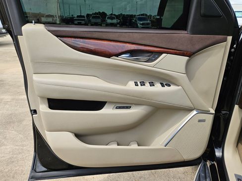 Used 2016 Cadillac Escalade Luxury AWD/4WD image 12