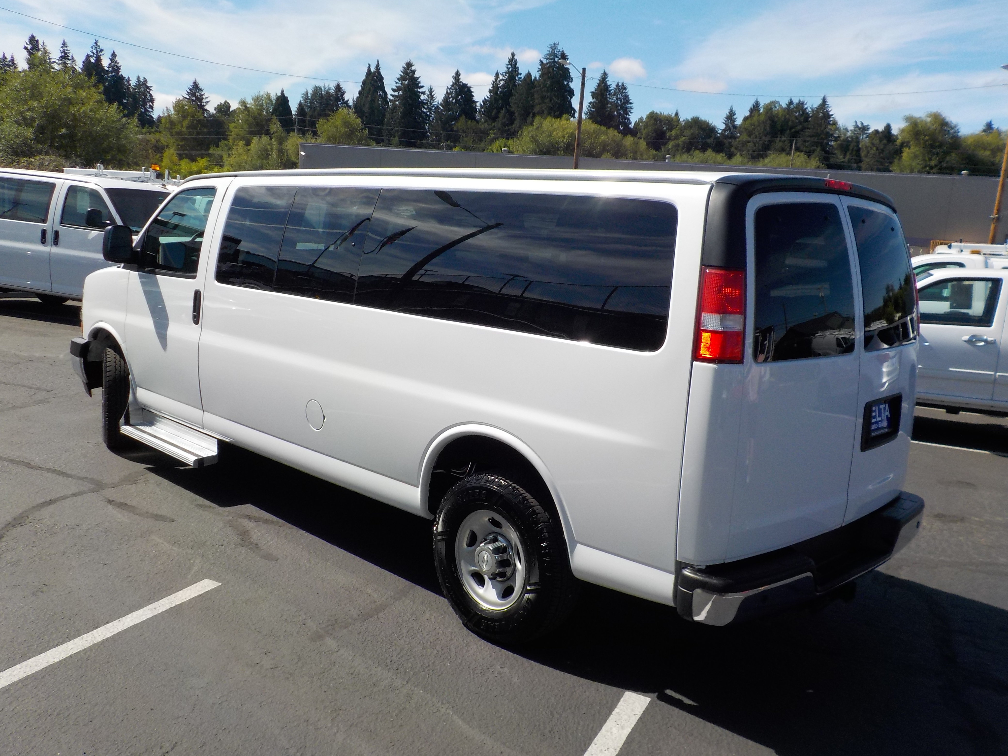 Used 2017 Chevrolet Express 3500 LT w/ LT Preferred Equipment Group RWD image 4
