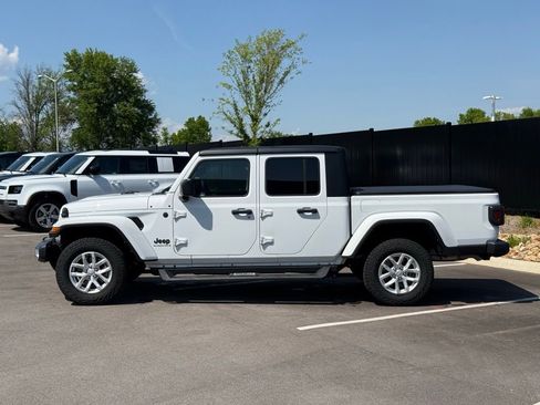 Used 2023 Jeep Gladiator Sport AWD/4WD image 10