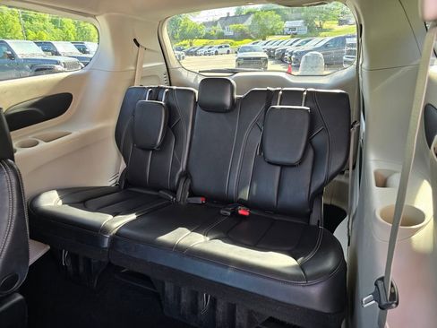 Used 2023 Chrysler Pacifica Touring-L FWD image 12