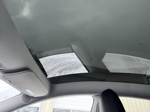 Used 2022 Tesla Model Y Long Range image 22