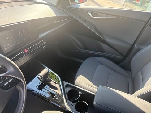 Certified 2025 Kia Niro LX FWD image 24