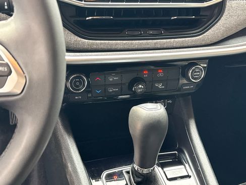 Used 2024 Jeep Compass Latitude image 16