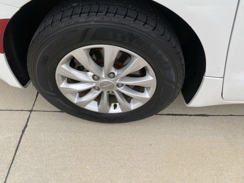 Used 2017 Chrysler Pacifica Touring-L image 3