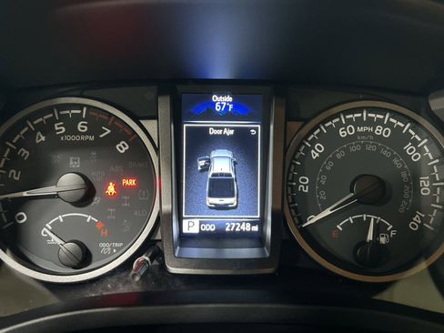 Used 2022 Toyota Tacoma TRD Sport image 17