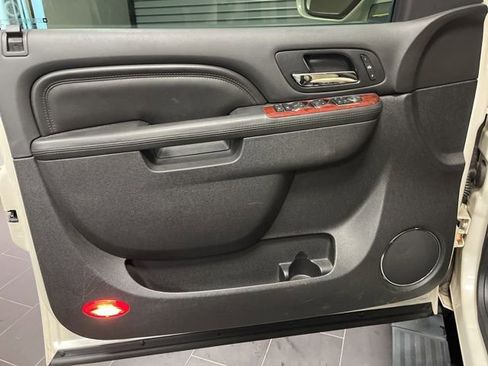 Used 2013 Cadillac Escalade Luxury image 11