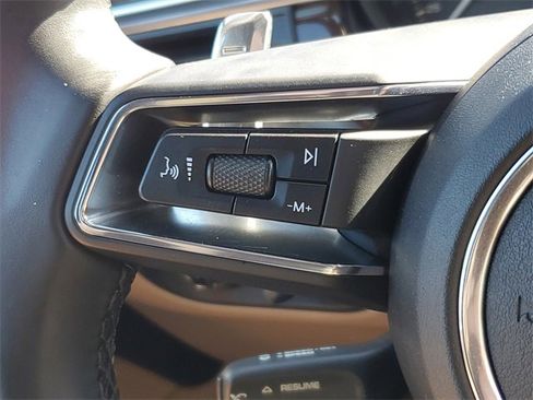 Used 2022 Porsche Macan image 12