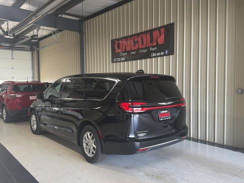 New 2026 Chrysler Pacifica Select image 3