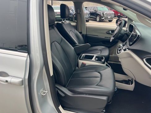 Used 2024 Chrysler Pacifica Touring-L image 5