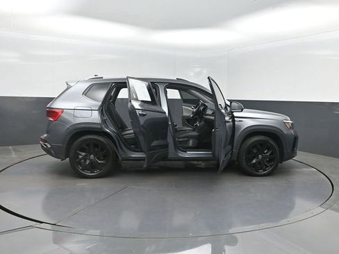 Used 2022 Volkswagen Taos SE w/ Panoramic Sunroof Package AWD/4WD image 38