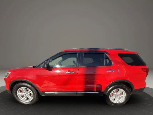 Used 2018 Ford Explorer XLT w/ Equipment Group 202A image 8