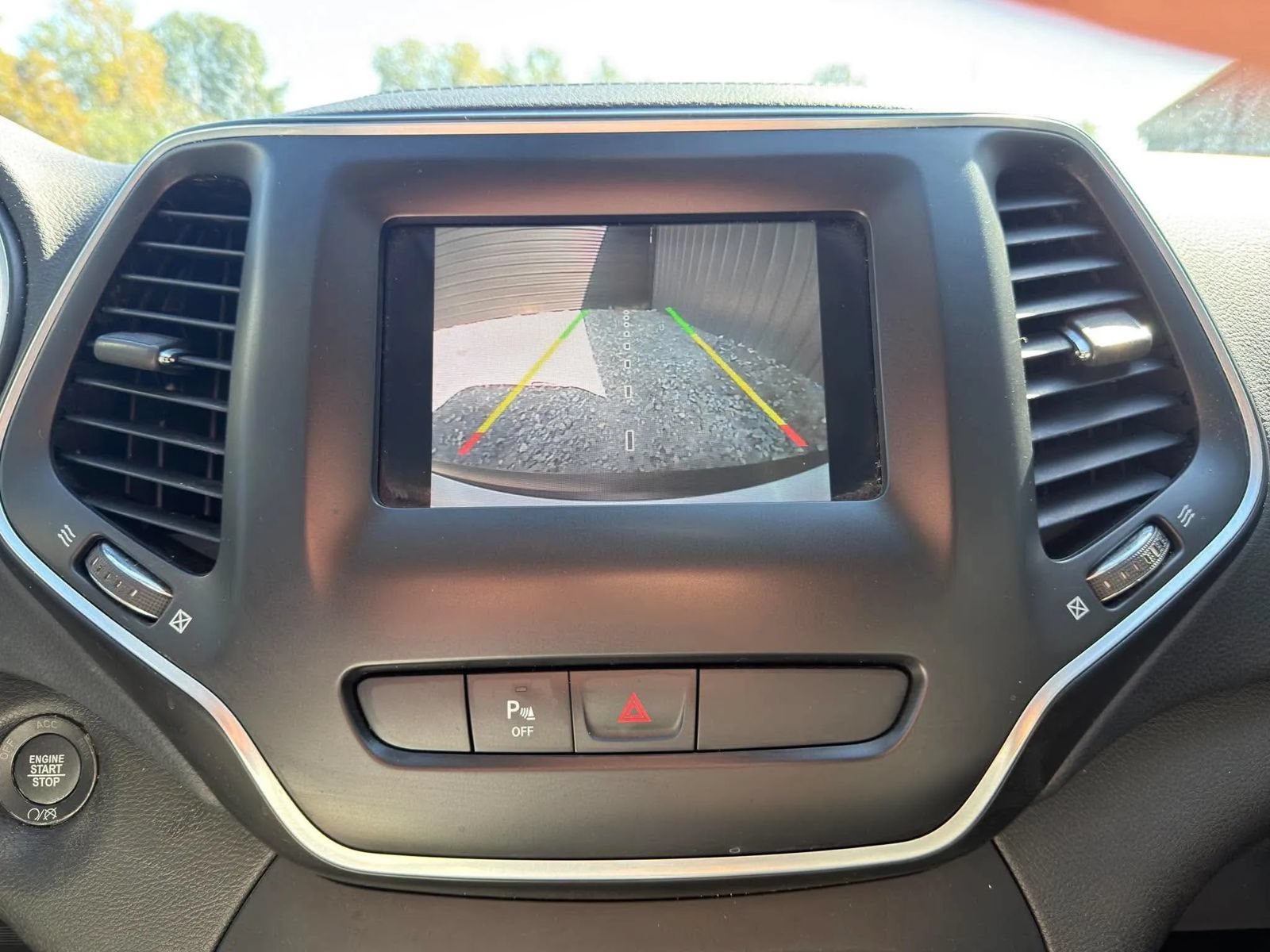 Used 2019 Jeep Cherokee Latitude Plus w/ Comfort/Convenience Group FWD image 15