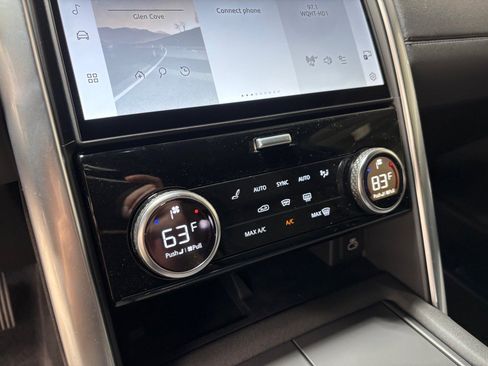 Used 2025 Land Rover Discovery S image 14