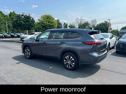Used 2020 Toyota Highlander XLE AWD/4WD image 9