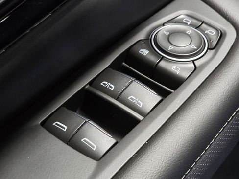 Used 2025 Chevrolet Suburban Premier image 24