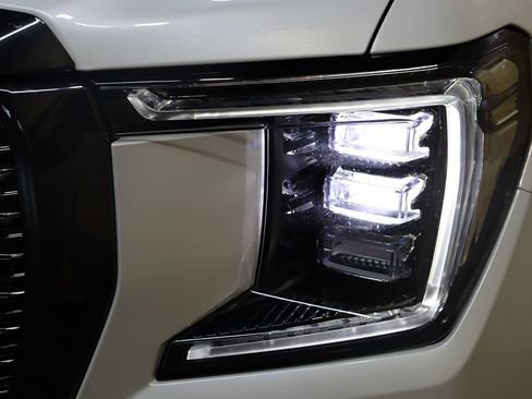Used 2024 GMC Yukon XL Denali Ultimate AWD/4WD image 13