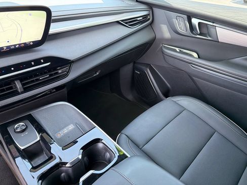 Used 2025 Buick Enclave Preferred FWD image 38