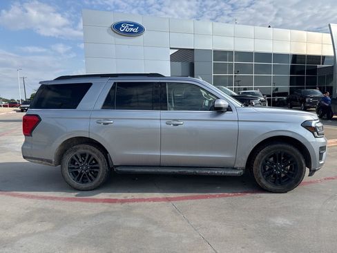 Used 2024 Ford Expedition XLT RWD image 2