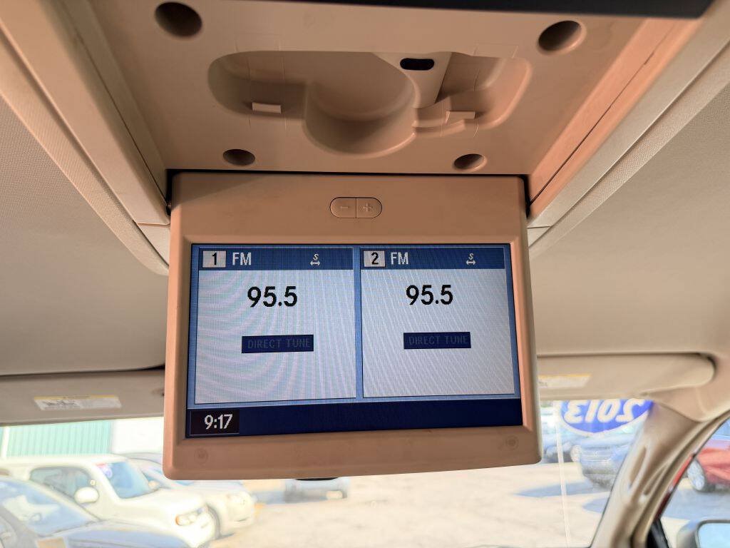 Used 2013 Chrysler Town & Country Touring-L w/ Driver Convenience Group FWD image 9