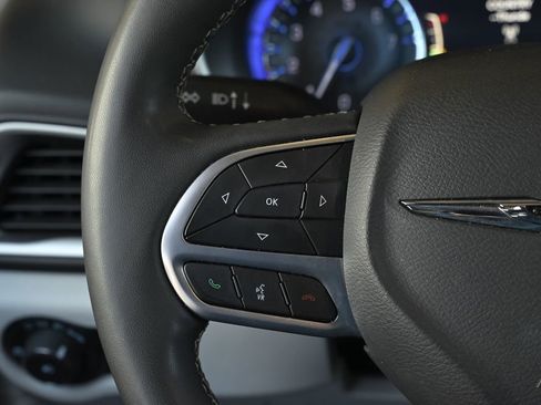 Used 2024 Chrysler Pacifica Touring-L image 11