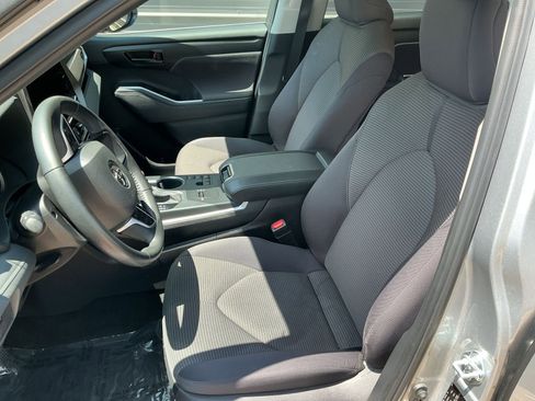 Used 2025 Toyota Highlander LE FWD image 34