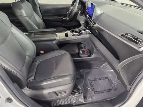 Used 2025 Toyota Sienna Platinum image 32