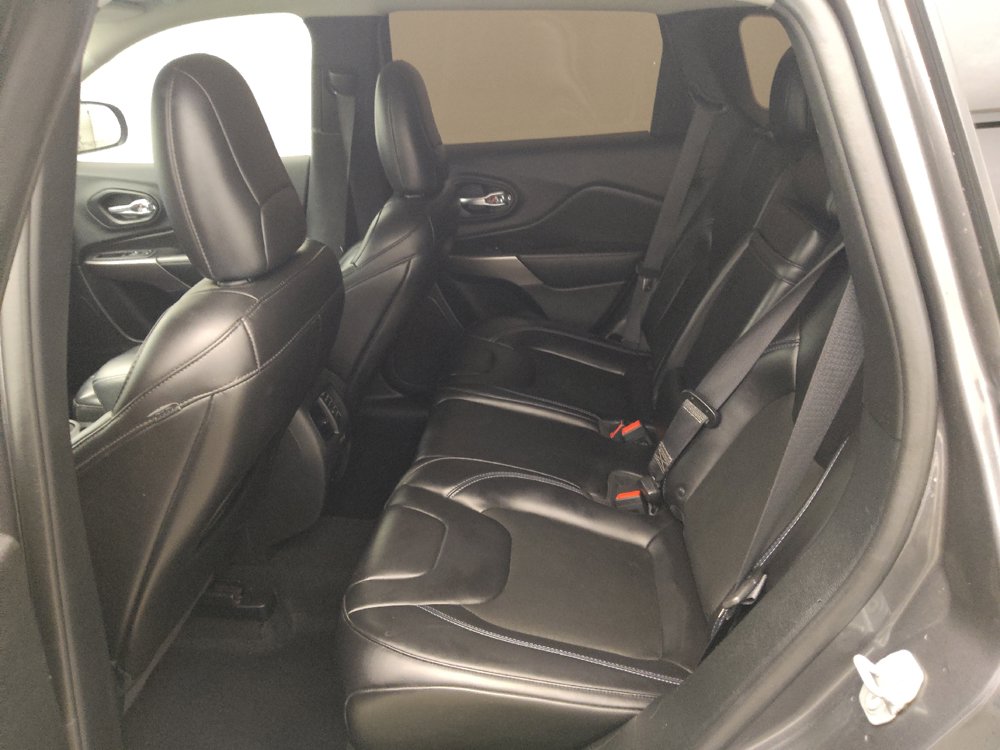 Used 2019 Jeep Cherokee Latitude Plus FWD image 18