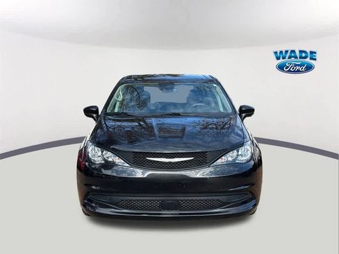 Used 2023 Chrysler Voyager LX image 2