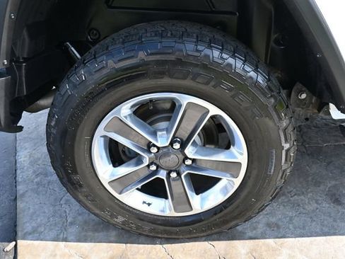Used 2019 Jeep Wrangler Unlimited Sahara AWD/4WD image 12