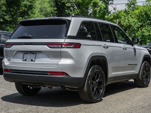 Used 2024 Jeep Grand Cherokee Altitude image 4