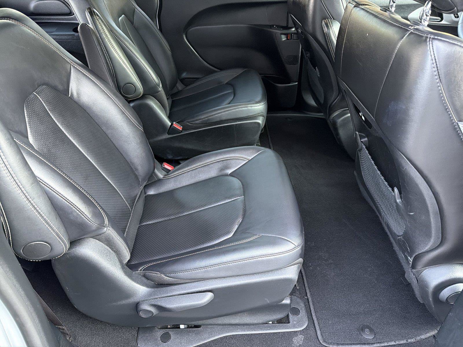 Used 2024 Chrysler Pacifica Limited FWD image 14