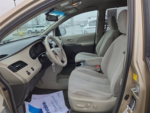 Used 2011 Toyota Sienna LE image 21