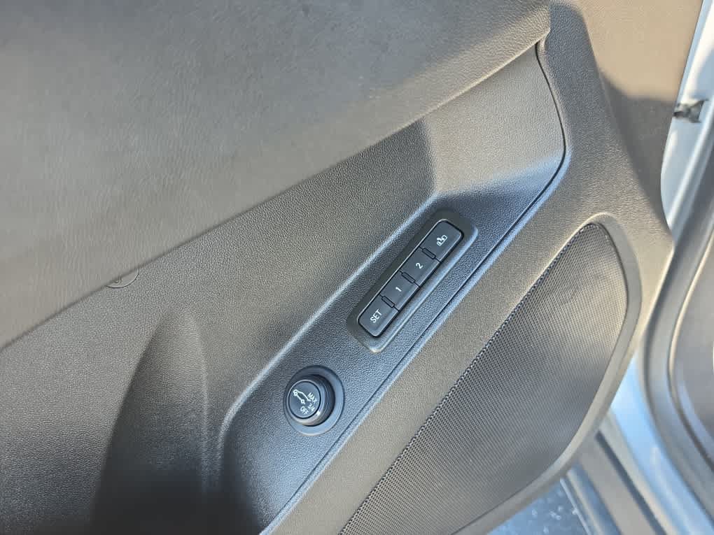 Used 2024 Chevrolet Equinox Premier w/ Redline Edition FWD image 23